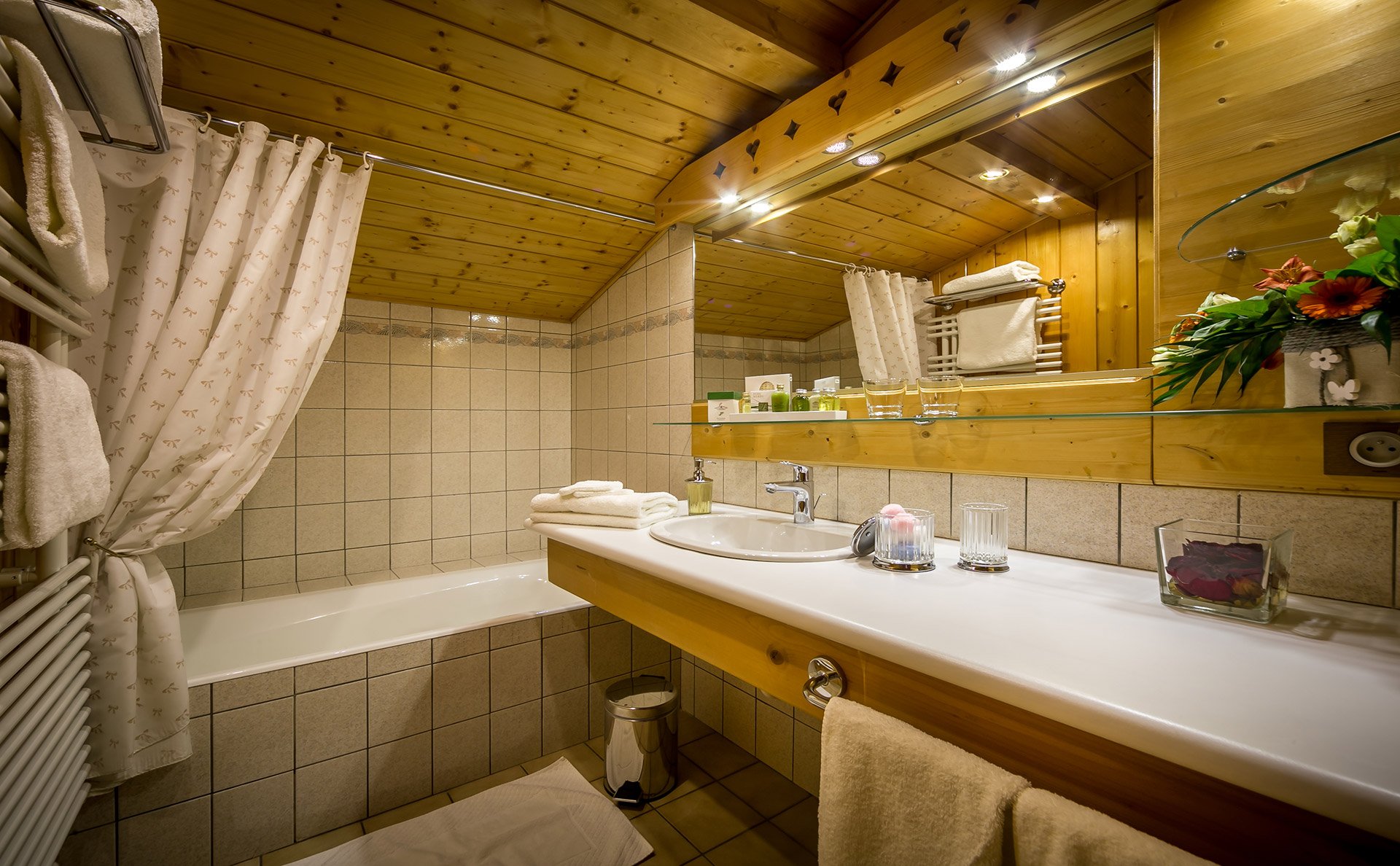 Hotel & Spa Le Dahu Duplex Prestige Room Bathroom